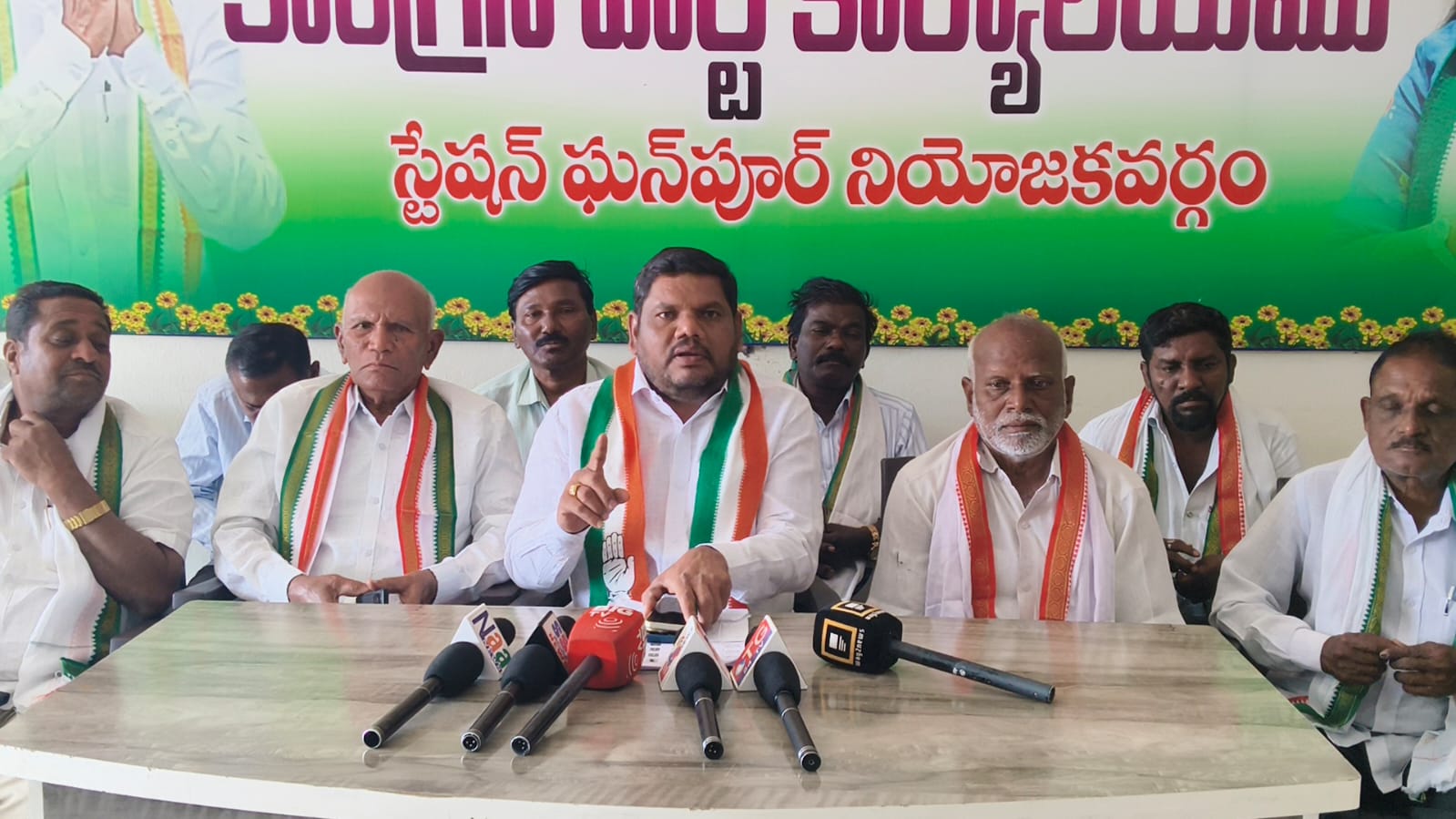 అల్లరి రాజకీయాలకు పాల్పడుతున్న మాజీ ఎమ్మెల్యే