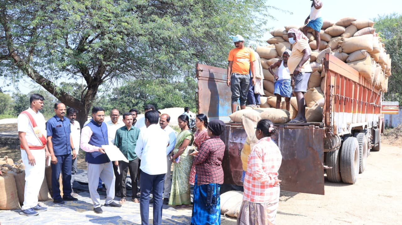 రైతన్నలకు అండగా జిల్లా యంత్రాంగం