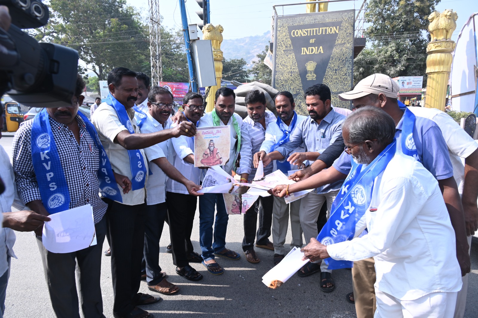 దేశంలోని సామాజిక అసమానతలకు మూలం మనుస్మృతే