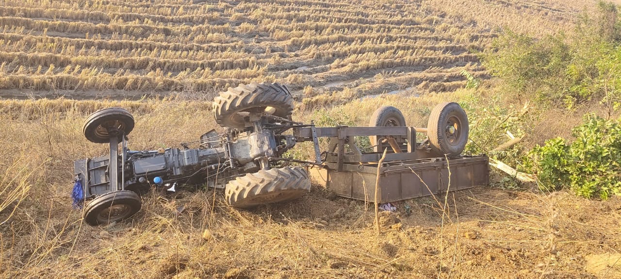 చెరువు కట్టపై ట్రాక్టర్ బోల్తా