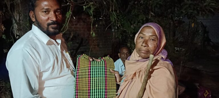 క్రిస్మస్ వేడుకలు-నిరుపేదలకు దుప్పట్ల పంపిణీ