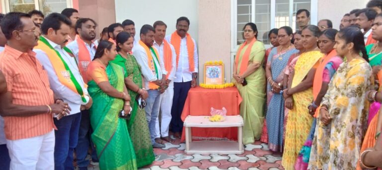 వీర్ బాల్ దివాస్ సందర్భంగా సాహిబ్జాదాలకు బీజేపీ నేతల ఘన నివాళులు