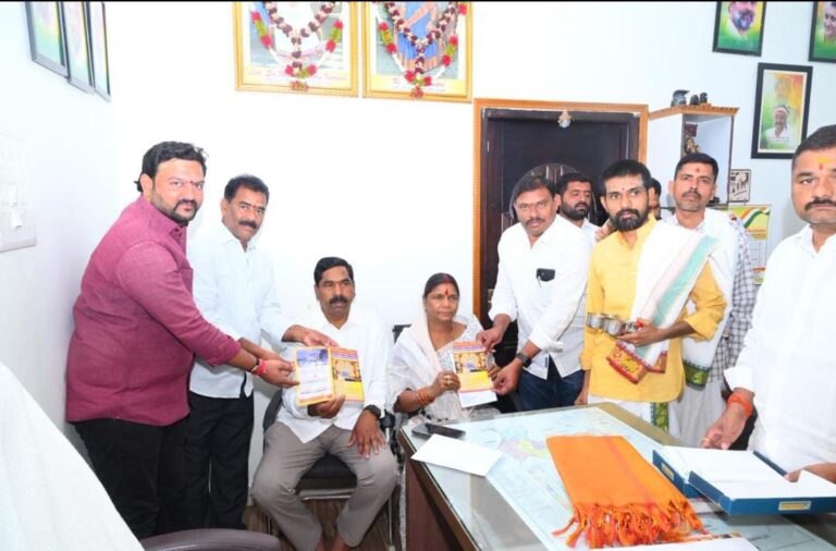 ఎమ్మెల్యేలకు జాతర ఆహ్వాన పత్రం అందజేత