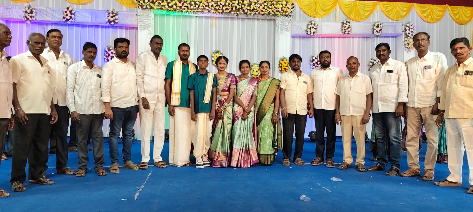 చిన్నారిని ఆశీర్వధించిన మాజీ మంత్రి ఎర్రబెల్లి