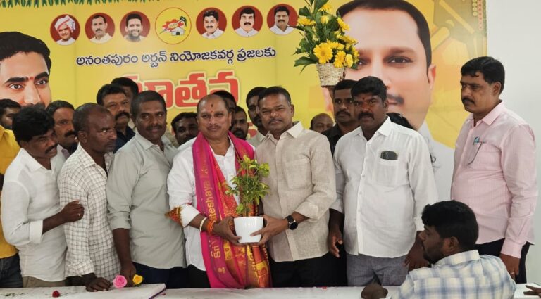 నూతన సంవత్సర శుభాకాంక్షలు తెలిపిన కమ్మూరు నాగరాజు