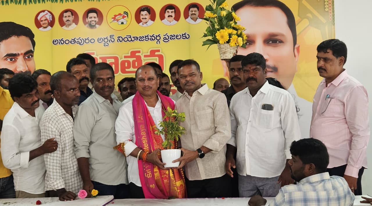 నూతన సంవత్సర శుభాకాంక్షలు తెలిపిన కమ్మూరు నాగరాజు