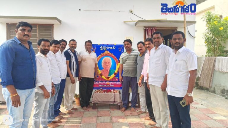 కాంగ్రెస్ నేతను పరామర్శిస్తున్న బిఆర్ఎస్ పార్టీ నాయకులు