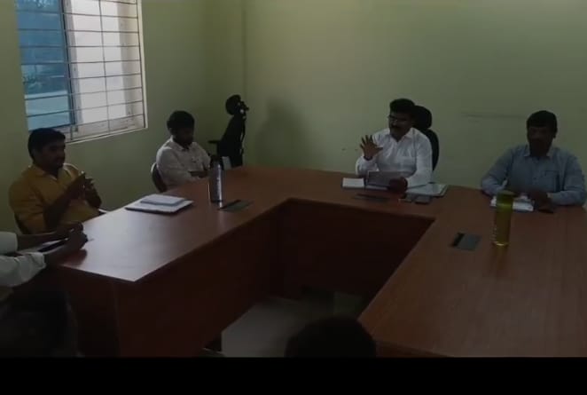 మున్సిపల్ ఆఫీసులో కమిషనర్ ఇమ్మడి సుధీర్