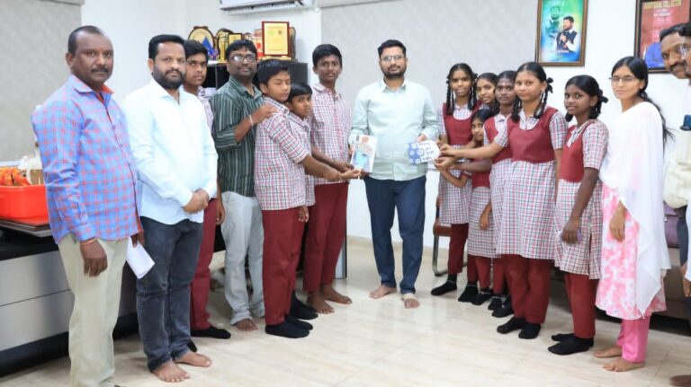 కలెక్టర్‌కు శుభాకాంక్షలు తెలిపిన విద్యార్థులు