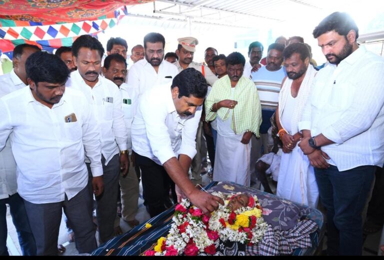 మృతుల కుటుంబాలను పరామర్శించిన ఎమ్మెల్యే