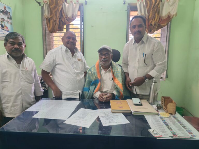 సర్పంచ్ ఉప సర్పంచ్ లను సన్మానించిన తహశీల్దార్, ఎంపీడీవో