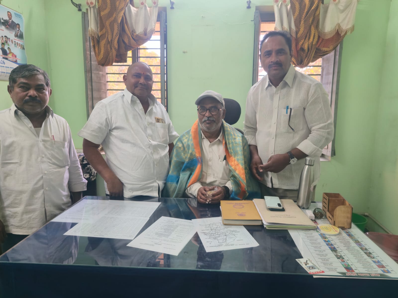 సర్పంచ్ ఉప సర్పంచ్ లను సన్మానించిన తహశీల్దార్, ఎంపీడీవో