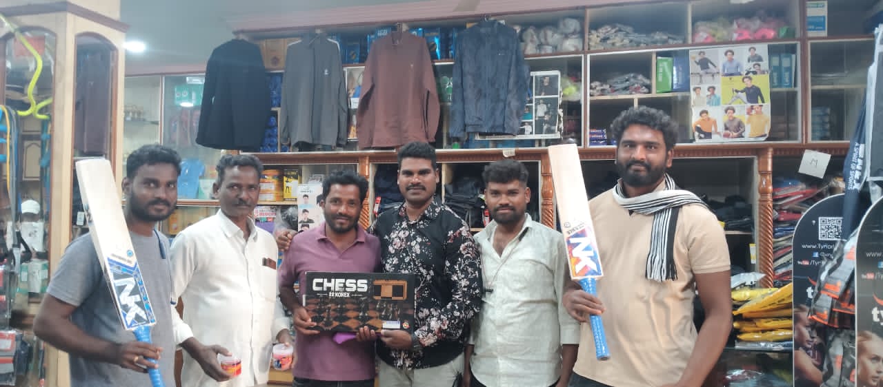 రూ.10 వేల విలువైన క్రికెట్,చెస్ కిట్ల అందజేత