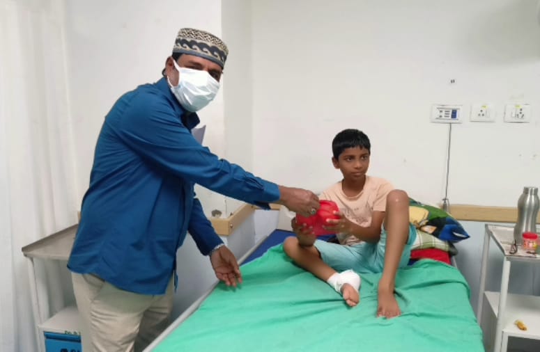 నాచారం ఈఎస్ఐ హాస్పిటల్‌లో రోగులకు పండ్ల కిట్ల పంపిణీ