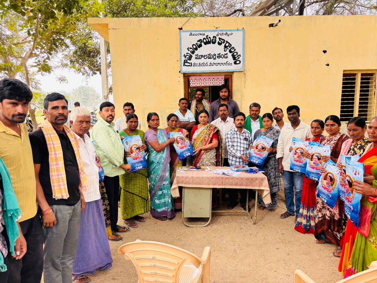 మూలమర్రి తండ లో చీరలు పంపిణీ