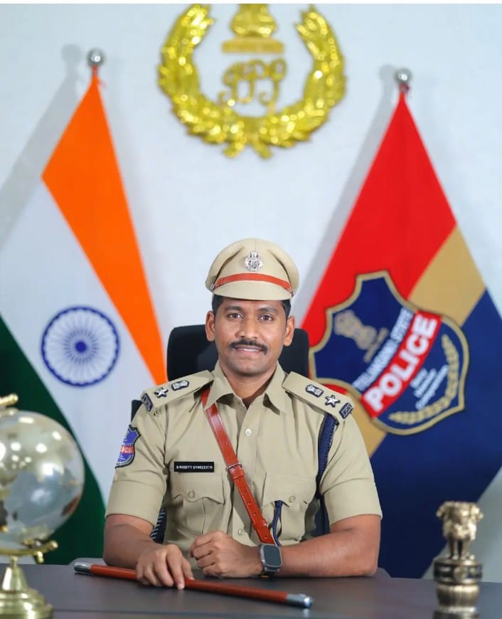 రానున్న సంక్రాంతి పండుగ సెలవుల సందర్భంగా జయశంకర్ భూపాలపల్లి జిల్లా వ్యాప్తంగా ప్రజలు పెద్ద సంఖ్యలో స్వగ్రామాలకు,బంధువుల ఇళ్లకు ప్రయాణించనున్న నేపథ్యంలో,ఖాళీగా ఉండే ఇళ్లలో దొంగతనాలు జరగకుండా తగిన జాగ్రత్తలు తీసుకోవాలని జిల్లా ఎస్పీ సిరిశెట్టి సంకీర్త్, ఐపీఎస్ ప్రజలకు విజ్ఞప్తి చేశారు.ఈ సందర్భంగా జిల్లా ఎస్పీ మాట్లాడుతూ, సంక్రాంతి పండుగలను దృష్టిలో ఉంచుకొని జిల్లా వ్యాప్తంగా, ముఖ్యంగా గ్రామీణ ప్రాంతాలు, కాలనీలు, ఒంటరిగా ఉన్న ఇళ్ల పరిసరాల్లో పోలీస్ గస్తీని మరింత పటిష్టం చేశామని తెలిపారు.రాత్రి వేళల్లో ప్రత్యేక మొబైల్ పెట్రోలింగ్ నిర్వహిస్తూ, బీట్ పోలీస్ వ్యవస్థను బలోపేతం చేసి, అనుమానాస్పద కదలికలపై ప్రత్యేక నిఘా ఏర్పాటు చేసినట్లు పేర్కొన్నారు.ప్రజలు ప్రయాణానికి వెళ్లే ముందు ఇళ్లకు బలమైన తాళాలు వేసుకోవాలని,నగదు, బంగారం వంటి విలువైన వస్తువులను ఇంట్లో ఉంచకుండా బ్యాంక్ లాకర్లలో భద్రపరచాలని సూచించారు.అలాగే పొరుగువారు, గ్రామ పెద్దలకు సమాచారం ఇవ్వడంతో పాటు, అవసరమైతే స్థానిక పోలీస్ స్టేషన్‌కు ముందుగానే తెలియజేయడం ద్వారా అదనపు భద్రత పొందవచ్చని తెలిపారు.సంక్రాంతి సెలవుల సమయంలో చోరీలు, చైన్ స్నాచింగ్, ద్విచక్ర వాహనాల దొంగతనాలు, ఇళ్లలోకి చొరబడి నేరాలకు పాల్పడే ప్రయత్నాలను అడ్డుకునేందుకు ముందస్తు చర్యలు చేపట్టామని ఎస్పీ తెలిపారు.గతంలో నేరాలు నమోదైన ప్రాంతాలను గుర్తించి అక్కడ ప్రత్యేక నిఘా, ఆకస్మిక తనిఖీలు నిర్వహిస్తున్నట్లు చెప్పారు.గ్రామీణ ప్రాంతాల్లో రాత్రి వేళల్లో వీధి దీపాలు సరిగా పనిచేస్తున్నాయా లేదా చూసుకోవాలని, సీసీటీవీ కెమెరాలు ఉన్న వారు అవి సమర్థవంతంగా పనిచేస్తున్నాయా లేదో పరిశీలించుకోవాలని సూచించారు.అపరిచిత వ్యక్తులు ఇళ్ల చుట్టూ తిరుగుతూ అనుమానాస్పదంగా కనిపిస్తే వెంటనే పోలీసులకు సమాచారం ఇవ్వాలని కోరారు.అలాగే పండుగల సమయంలో రోడ్డు ప్రమాదాలు నివారించేందుకు ప్రజలు ట్రాఫిక్ నిబంధనలు తప్పనిసరిగా పాటించాలని,మద్యం సేవించి వాహనాలు నడపరాదని,ద్విచక్ర వాహనదారులు హెల్మెట్ ధరించడంతో పాటు వాహనాలకు తాళాలు సరిగా వేసుకోవాలని జిల్లా ఎస్పీ సూచించారు.సంక్రాంతి పండుగల సమయంలో జిల్లా పోలీస్ శాఖ ప్రజలకు ఎల్లప్పుడూ అందుబాటులో ఉంటుందని,ఏవైనా అత్యవసర పరిస్థితులు లేదా అనుమానాస్పద ఘటనలు ఎదురైతే డయల్–100కు వెంటనే సమాచారం అందించాలని తెలిపారు.ప్రజల అప్రమత్తత,పోలీస్ శాఖ సహకారంతో జిల్లా వ్యాప్తంగా నేరరహిత వాతావరణంలో శాంతియుతంగా,సురక్షితంగా సంక్రాంతి పండుగలను జరుపుకోవచ్చని జిల్లా ఎస్పీ సిరిశెట్టి సంకీర్త్, ఐపీఎస్ పేర్కొన్నారు.