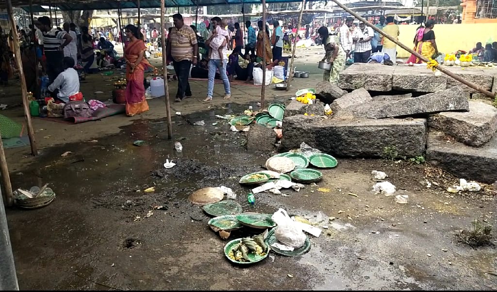 శ్రీ మల్లికార్జున స్వామి ఆలయంలో పేరుకుపోతున్న చెత్త