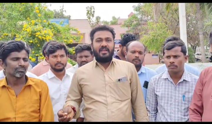 జాతర విషయంలో రాజకీయమా?