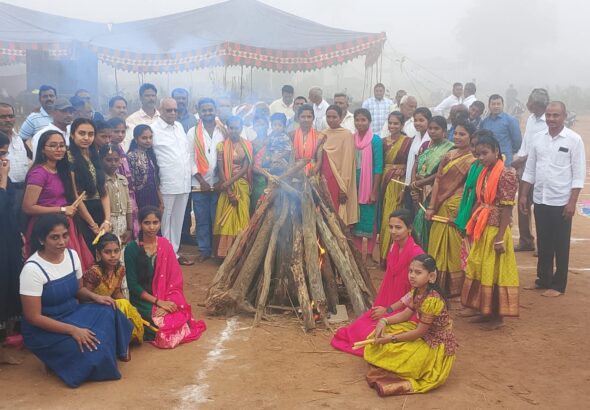 భోగి సంబరాలలో పాల్గొన్న మాజీ మంత్రి జలగం