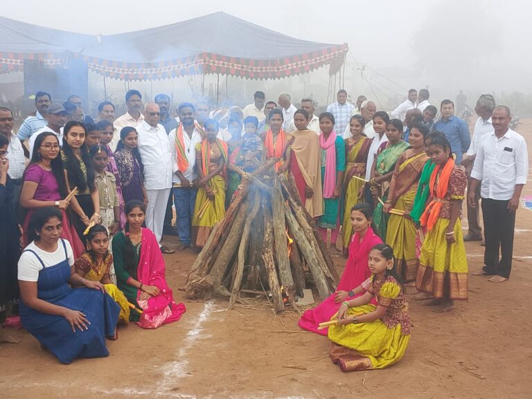 భోగి సంబరాలలో పాల్గొన్న మాజీ మంత్రి జలగం