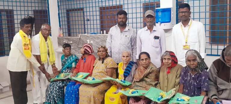 వృద్ధులకు పండ్లు చీరలు పంపిణీ చేసిన టీడీపీ నేతలు