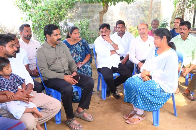 మృతుడి కుటుంబాన్ని పరామర్శించిన ఎమ్మెల్యే