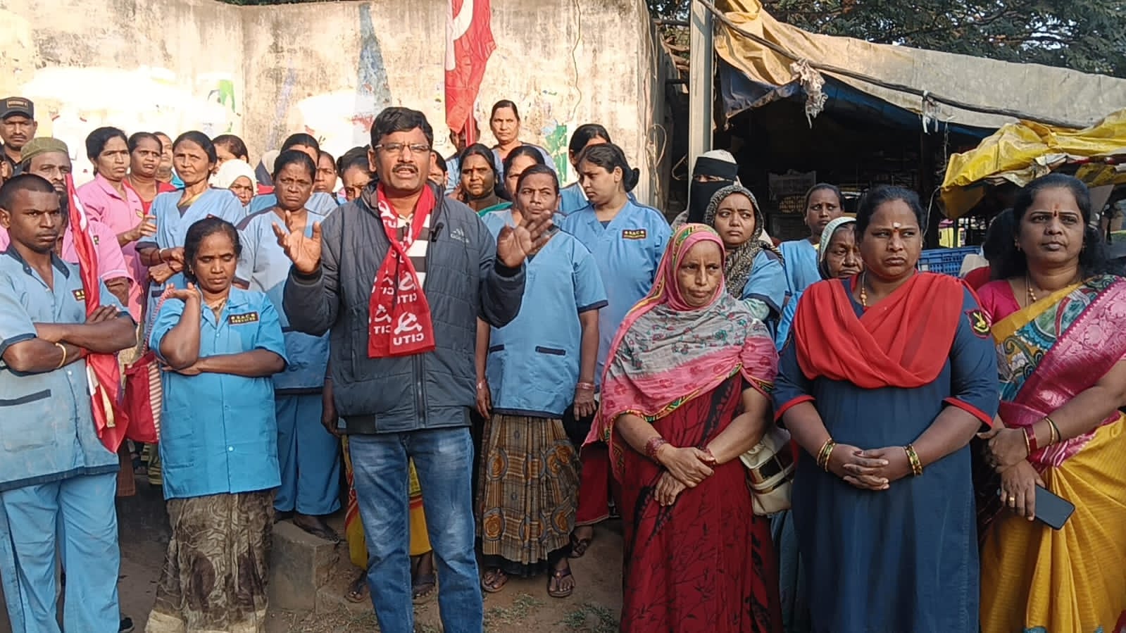 పర్సంటేజ్ పేరుతో కార్మికుల జీతాల దోపిడీ ఆపాలి