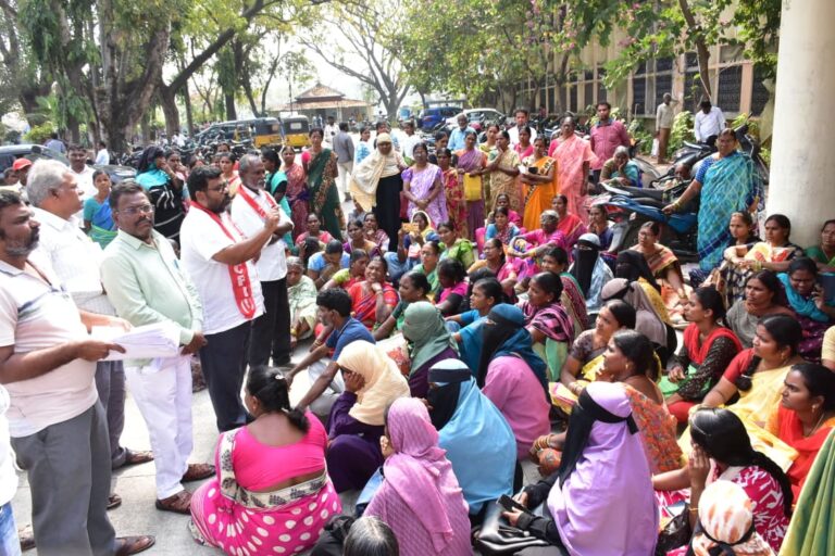 మున్సిపల్ కార్పొరేషన్ ఎదుట ధర్నా