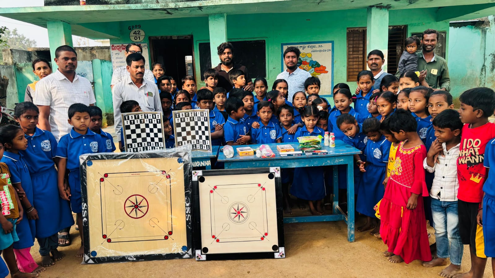 పిల్లలకు స్పోర్ట్స్ కిట్ అందజేత