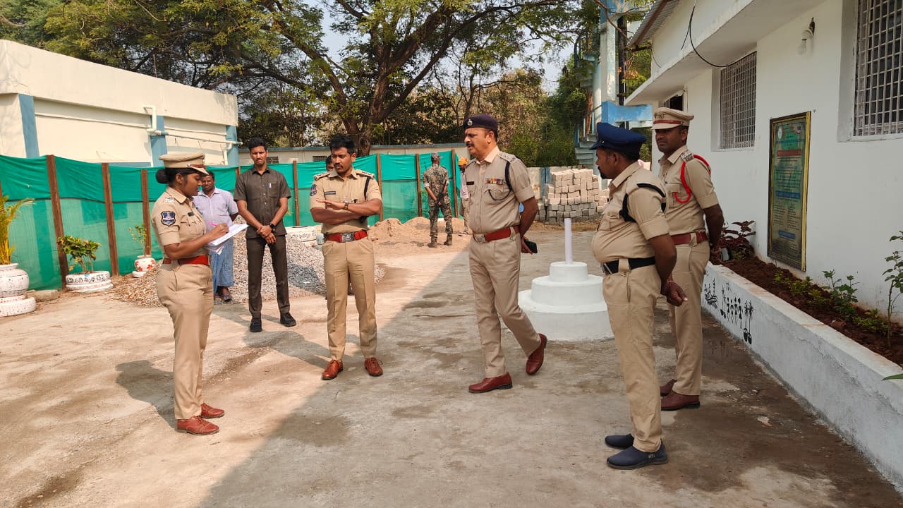 పోలీస్ స్టేషన్‌ను ఆకస్మికంగా తనిఖీ చేసిన జిల్లా ఎస్పీ