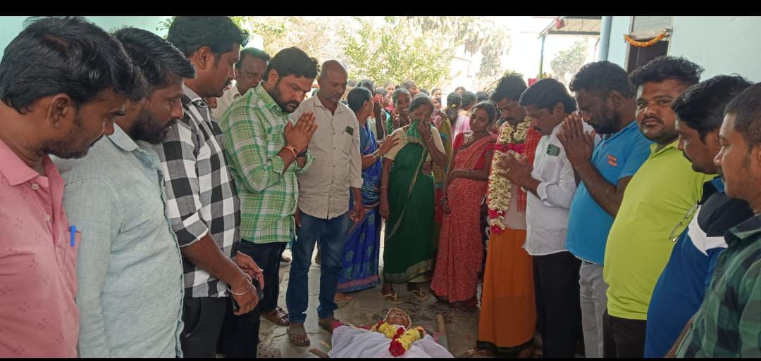 పార్థివ దేహానికి నివాళులు అర్పించిన మాజీ ఎంపీటీసీ