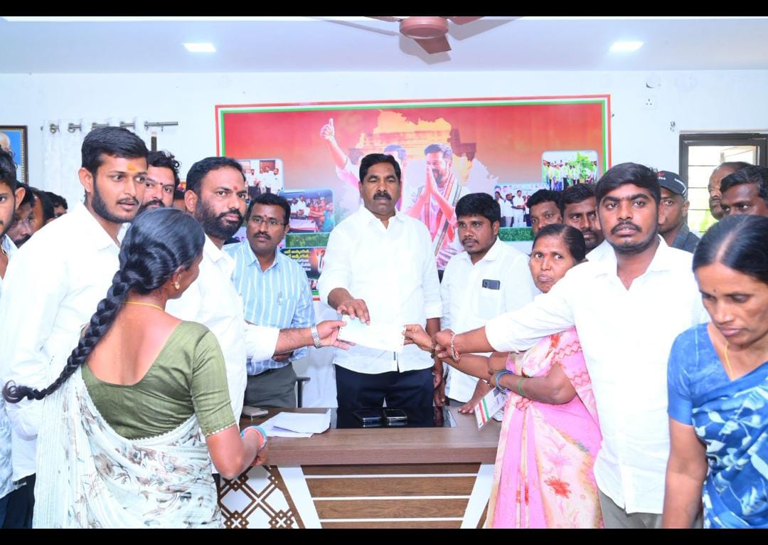 కల్యాణ లక్ష్మి షాదీ ముబారక్ చెక్కుల పంపిణీ