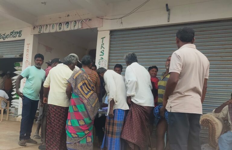 యూరియా కోసం రైతుల తిప్పలు