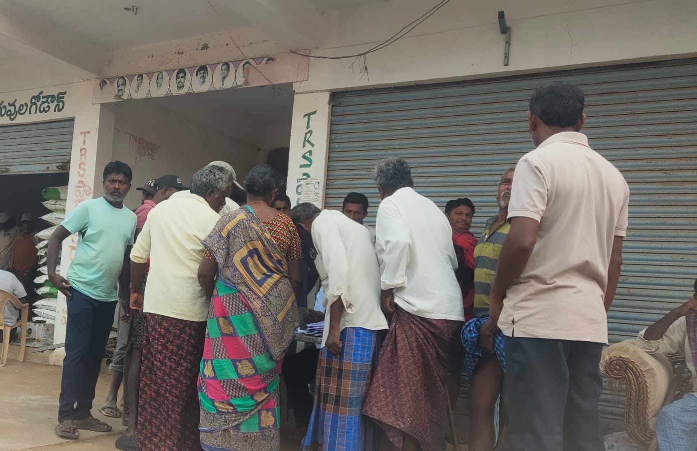 యూరియా కోసం రైతుల తిప్పలు