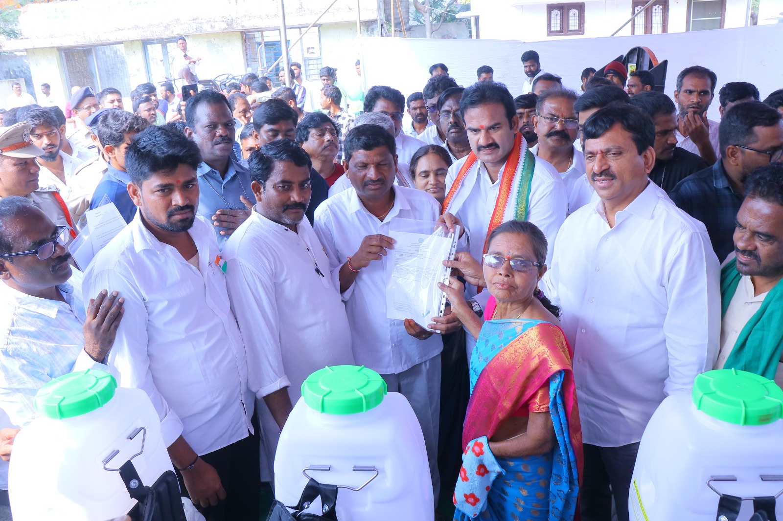 రైతుల చేతుల్లోకి ఆధునిక యంత్రాలు