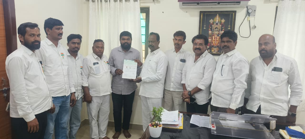 రూ.1.50 లక్షల సీఎంఆర్ఎఫ్ చెక్కును లబ్ధిదారునికి అందజేత