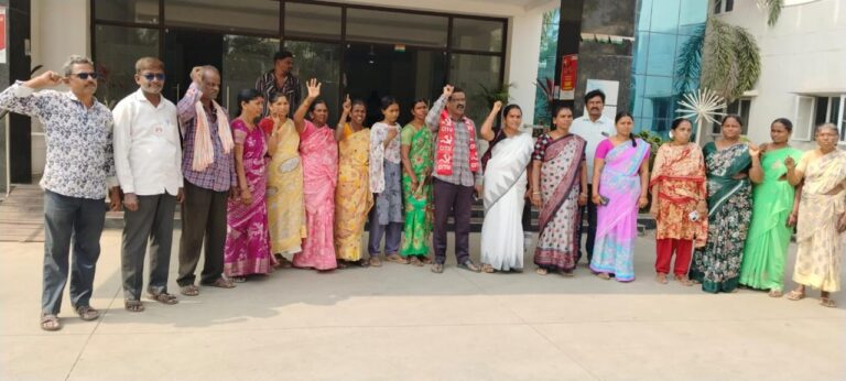 కార్మికులకు పెండింగ్ వేతనాలు చెల్లించాలి