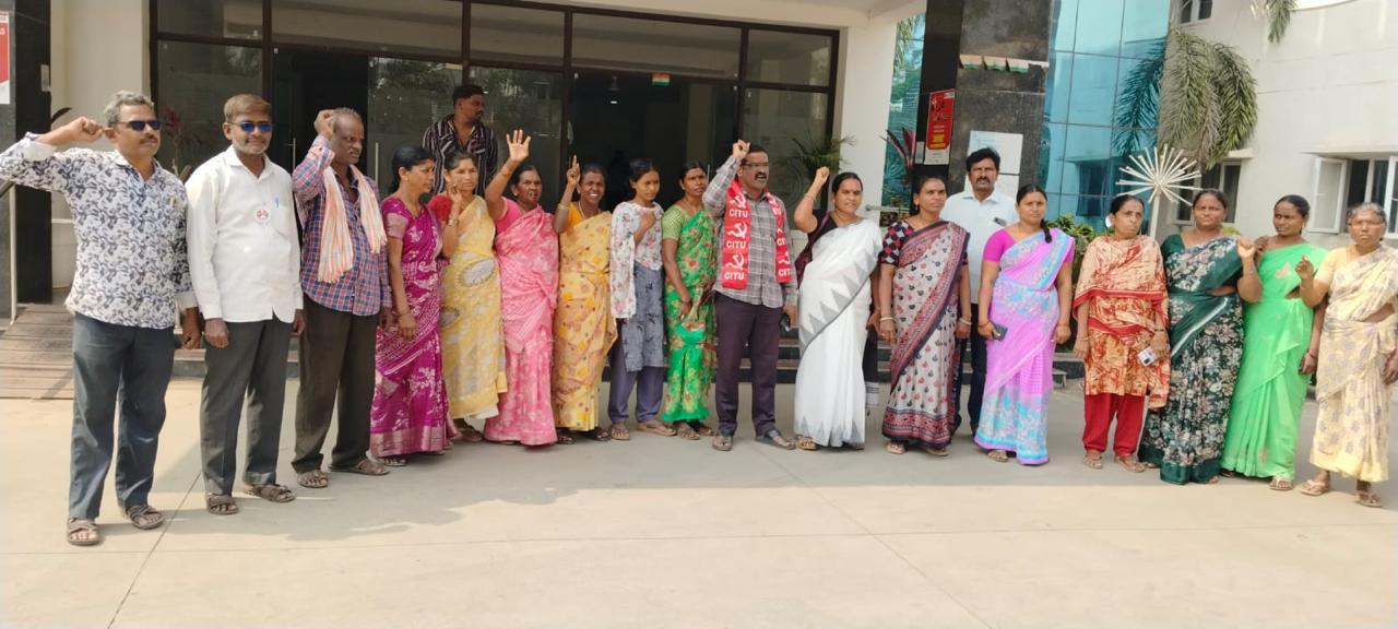 కార్మికులకు పెండింగ్ వేతనాలు చెల్లించాలి