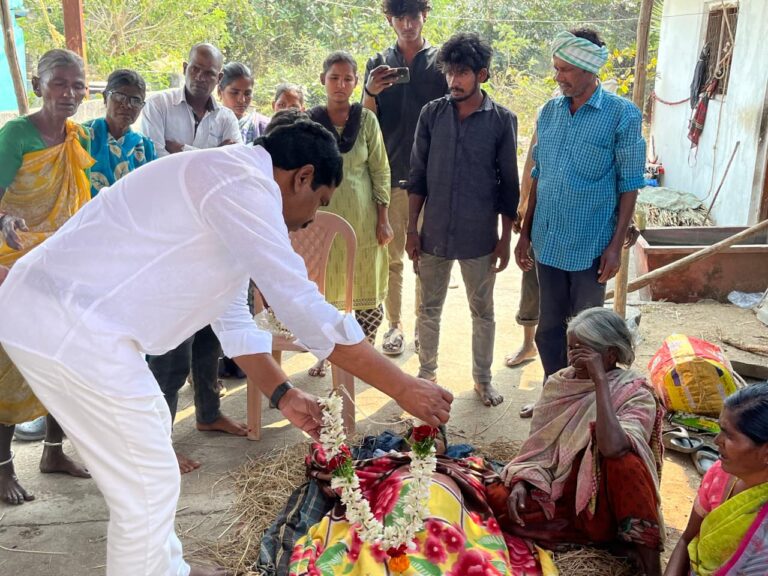పార్థివ దేహానికి పూలమాల వేసి నివాళులర్పించిన ఎమ్మెల్యే