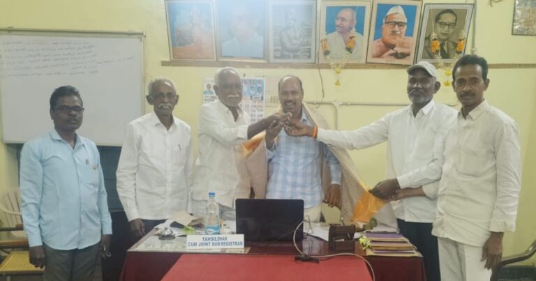 తహశీల్దార్ ను సత్కరించిన కాంగ్రెస్,సీపీఎం నేతలు