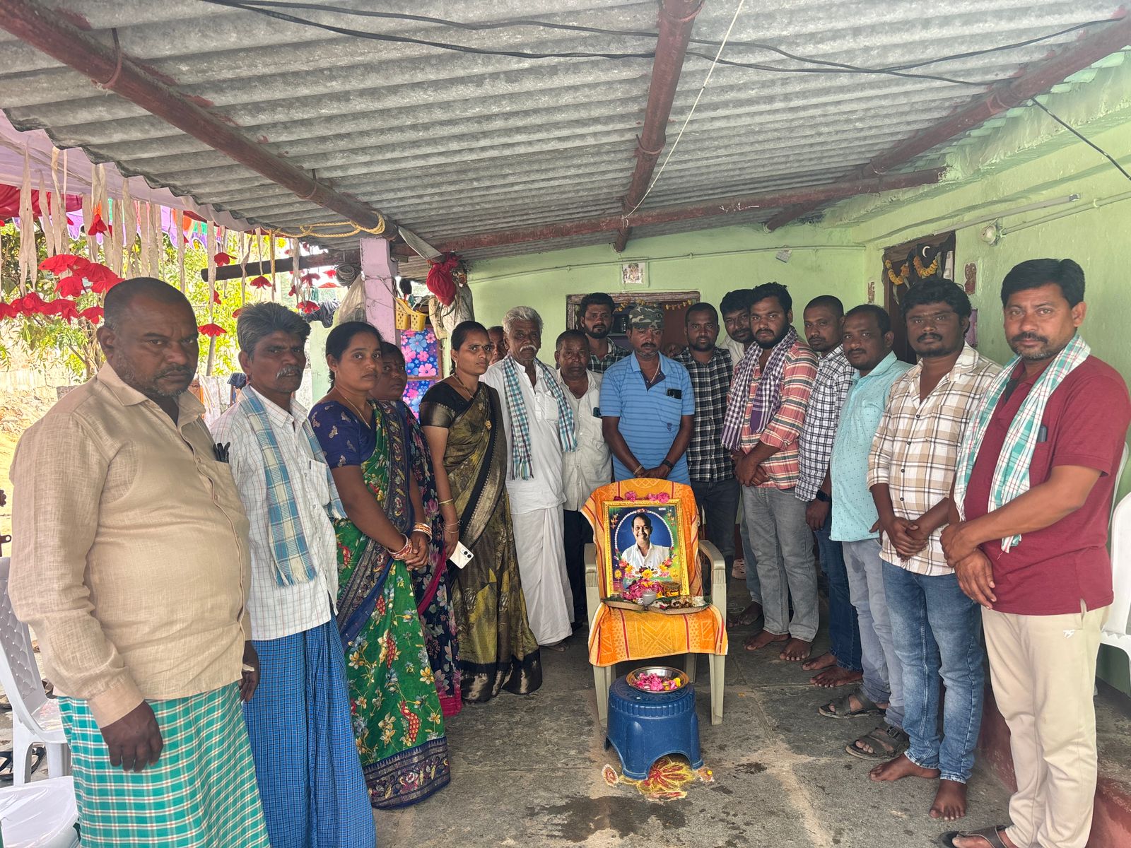 బాధిత కుటుంబాలకు సర్పంచ్ ఆర్థిక సహాయం