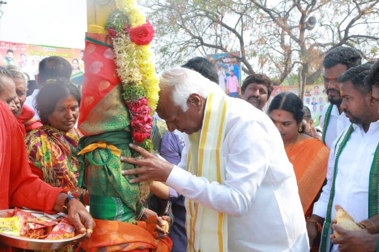 మినీ సమ్మక్క–సారలమ్మ జాతరలు ప్రారంభం