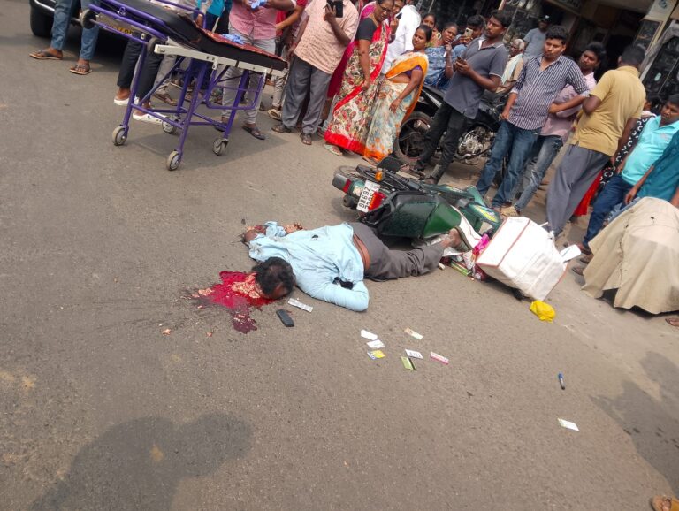 రోడ్డు ప్రమాదంలో వ్యక్తి దుర్మరణం