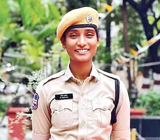 ప్రేమ వ్యవహారంలో వేధింపులు–మహిళా కానిస్టేబుల్ ఆత్మహత్య