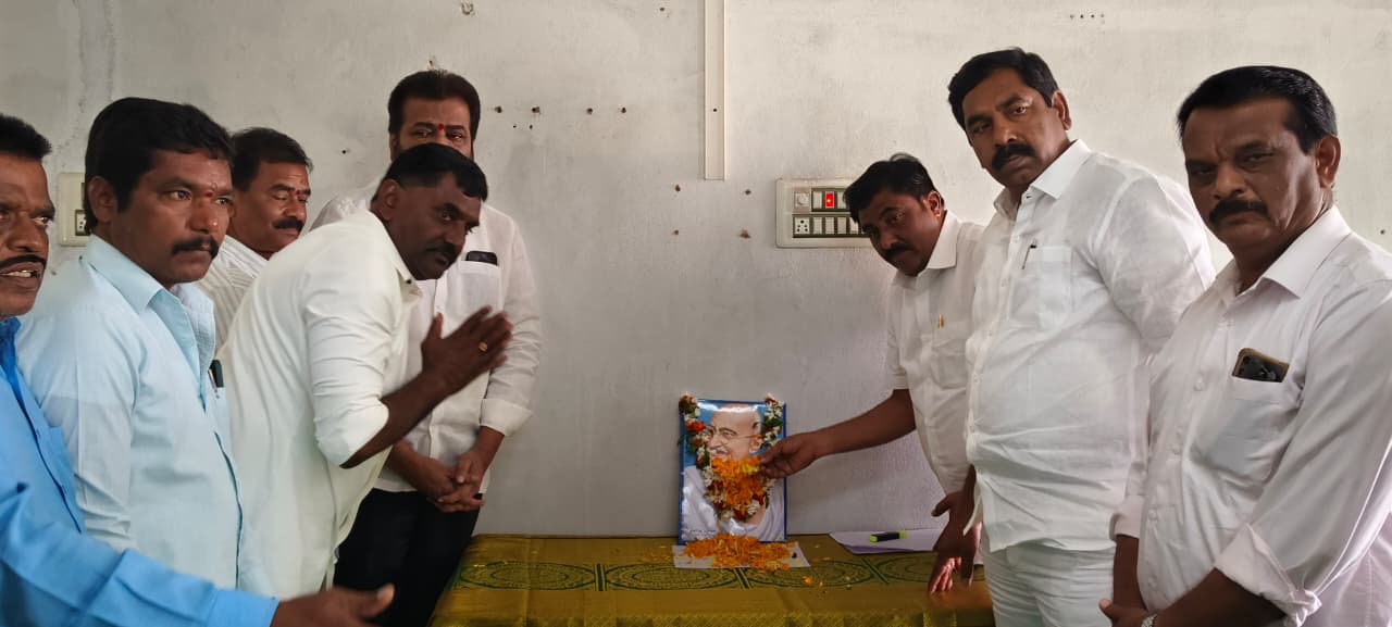 జాతి పితాకు ఘన నివాళులు