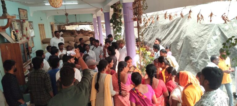 300మంది వడ్డెర సోదరులతో ఆళ్ల మురళి రైస్ మిల్ వద్ద ఆందోళన..