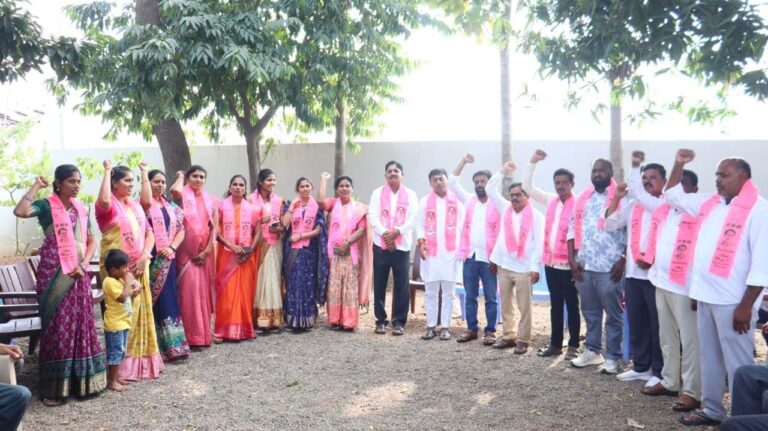 బిఆర్ స్ పార్టీ అభ్యర్థులకు బీ ఫారాలు అందజేత