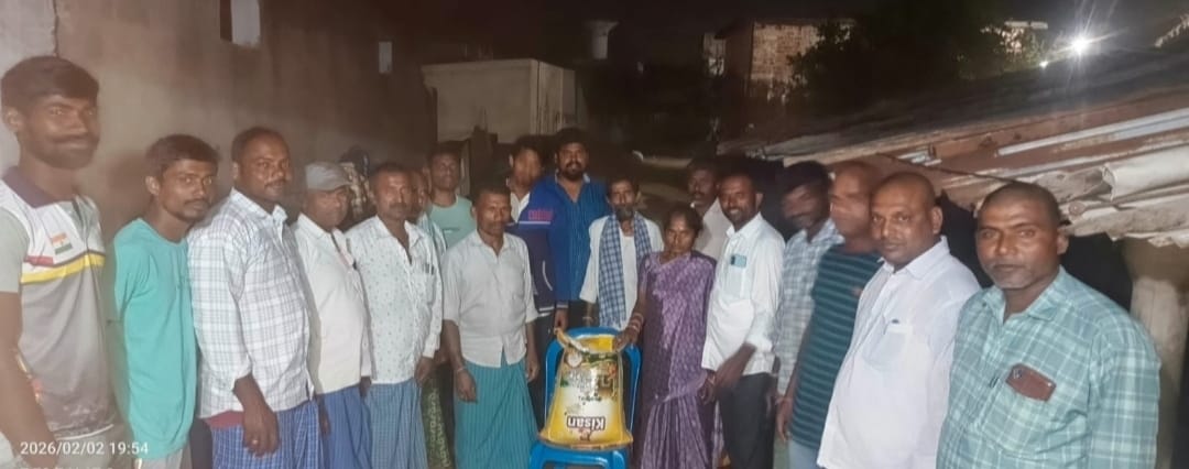 ఆర్థిక సహాయం అందించిన సర్పంచ్