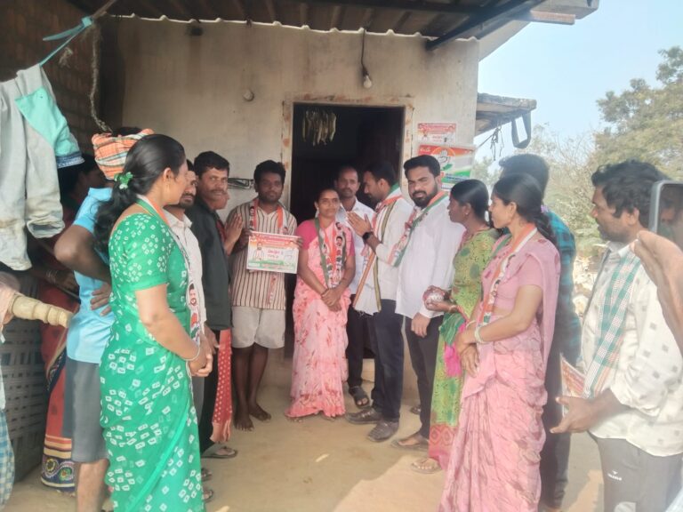 1వ వార్డులో కాంగ్రెస్ అభ్యర్థి తిరుపతి నాయక్ ఇంటింటా ప్రచారం.