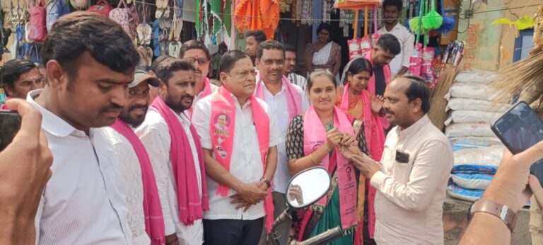 కారు గుర్తుకు ఓటు వేసి భారీ మెజార్టీతో గెలిపించండి.